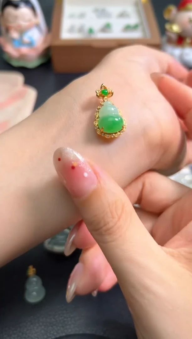 翡翠18K金镶嵌颈饰收到货品48小时鉴赏期（超时不退不换）