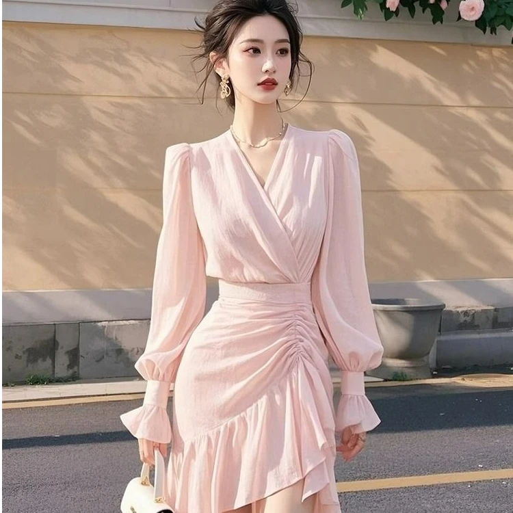 法式高级气质收腰V领长袖连衣裙女2025春季新款不规则荷叶边裙子