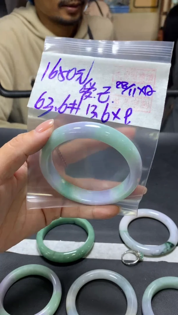 未镶嵌定制翡翠爱****?+手镯63.6#1650元  毛货需抛光