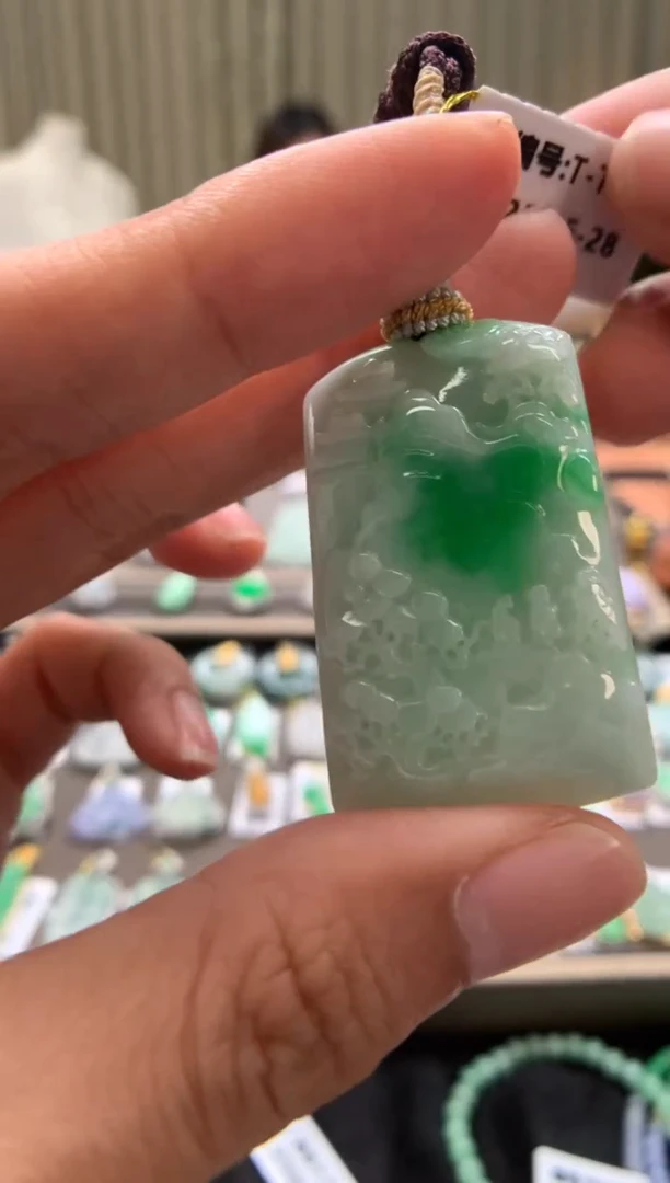 翡翠未镶嵌颈饰山水牌