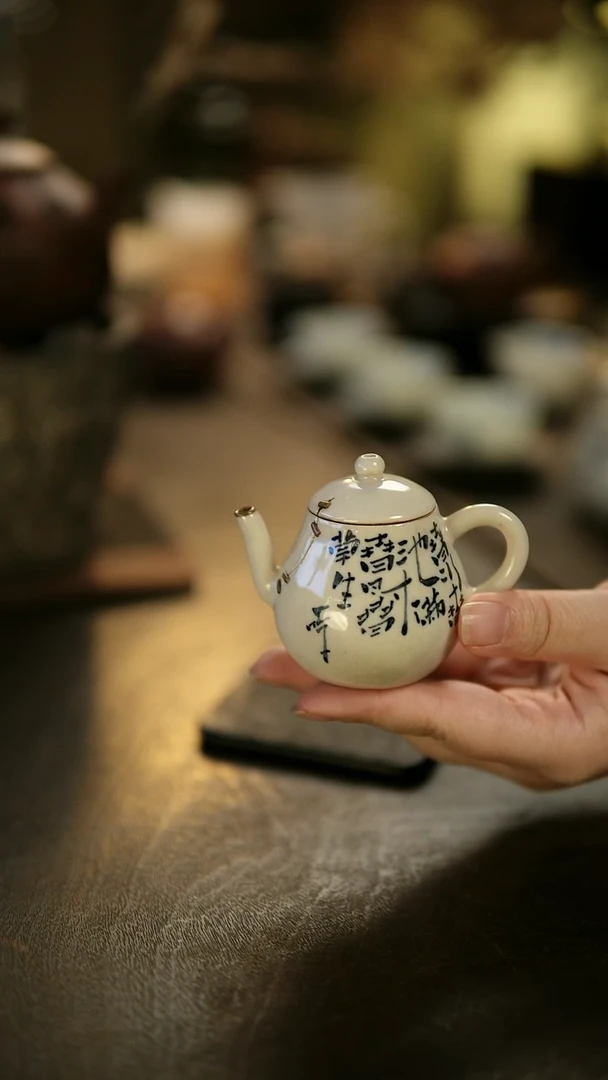 阿眠   马一鸣手捏青花壶