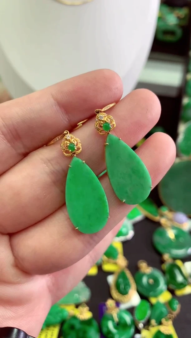 翡翠18K金镶嵌颈饰挂件