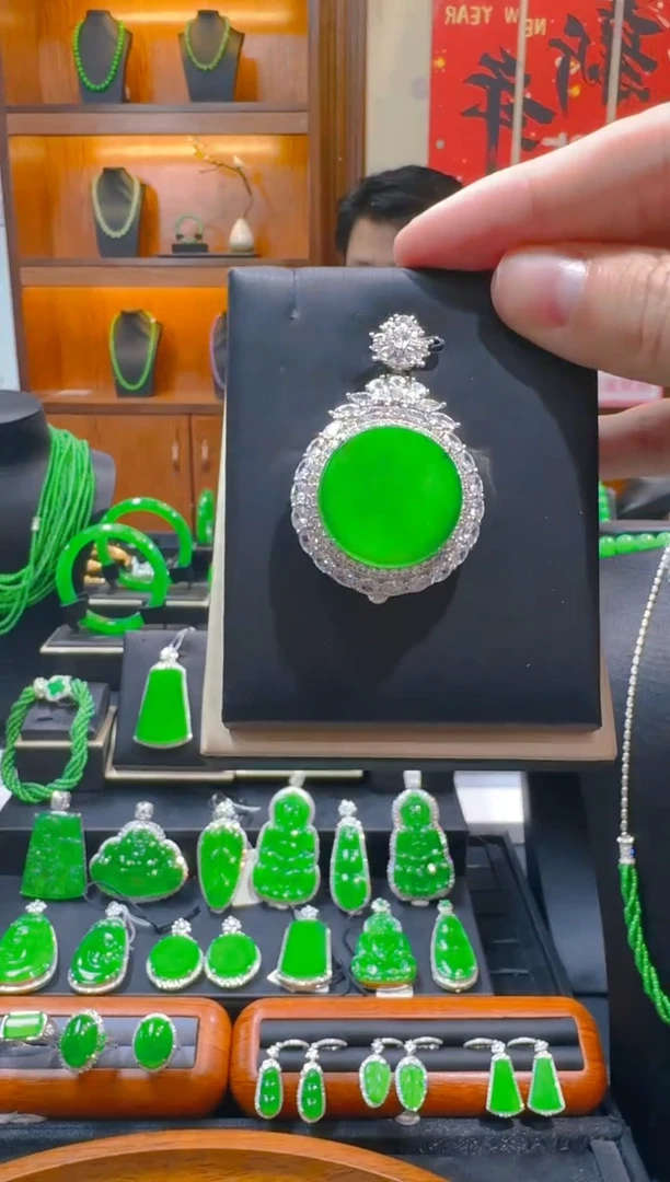 【闪购商品】翡翠吊坠(赠链)银S925镶嵌天然A货翡翠