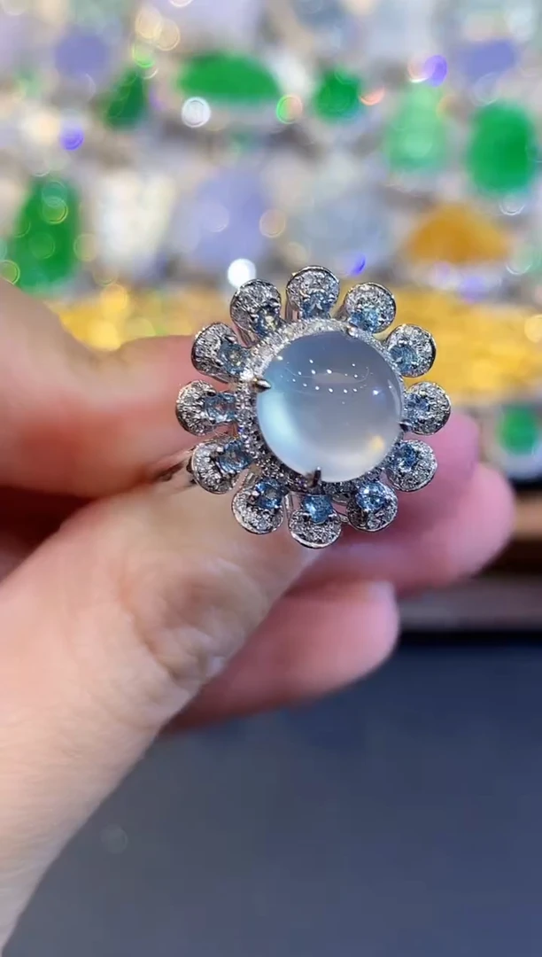 18K金镶嵌戒指翡翠多样性发其一