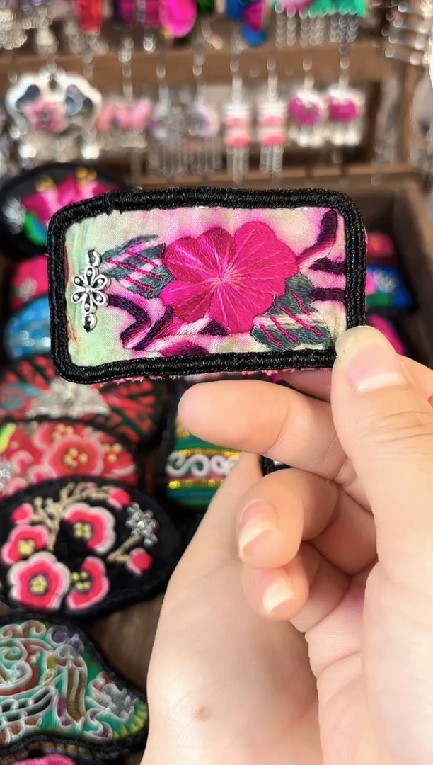 彩云南阁非遗老绣饰品549