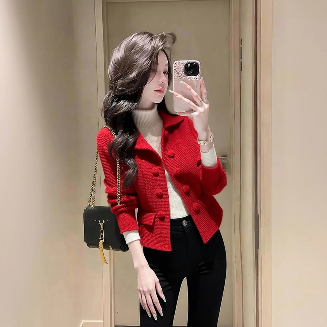 2025新款红色翻领金属扣针织开衫女短款百搭高级感千金风简约款