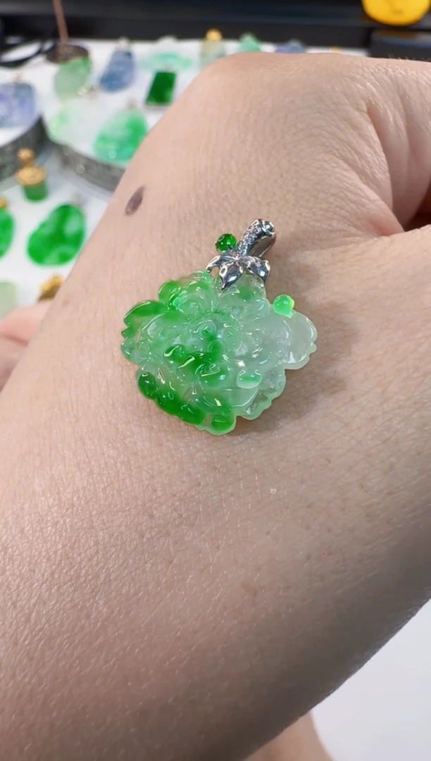 颈饰18K金镶嵌翡翠缅甸A货翡翠