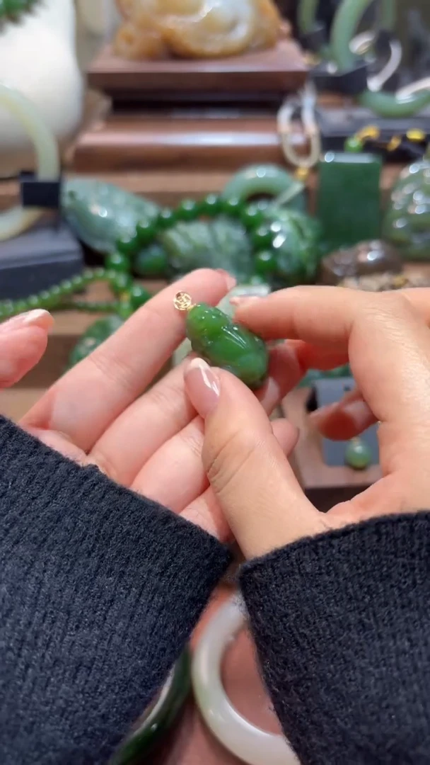 颈饰18K金镶嵌和田玉（碧玉）1