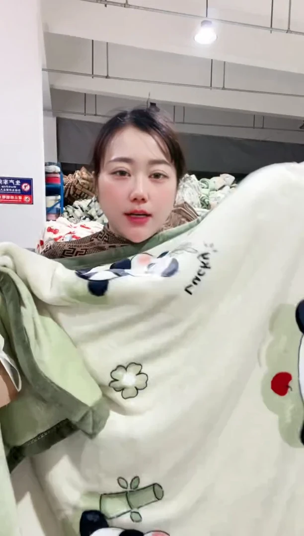 牛奶绒主播手上展示的产品  1.8*2.0米