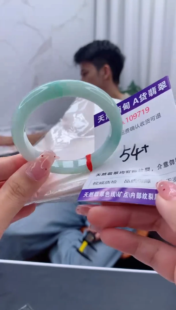 未镶嵌手镯翡翠有纹，完美者勿拍