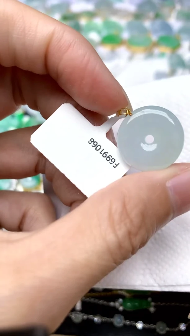 颈饰18K金镶嵌翡翠天然A货翡翠