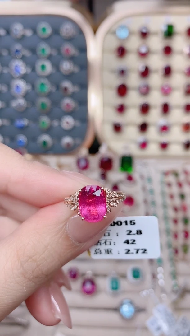 18K金镶嵌碧玺戒指碧玺2.8CT