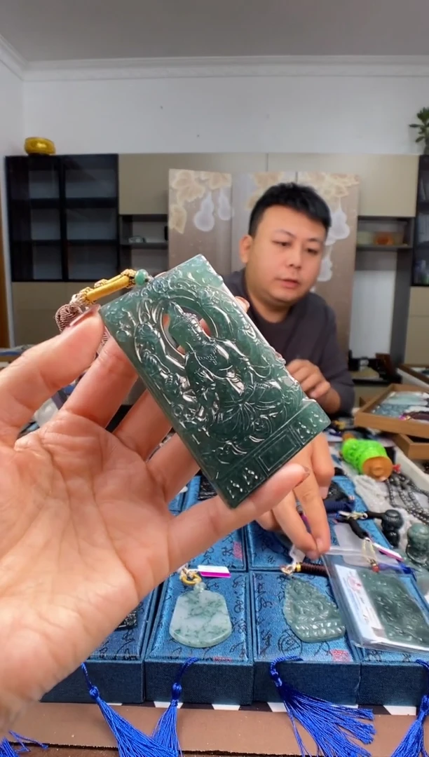 颈饰未镶嵌翡翠  多样性发其一
