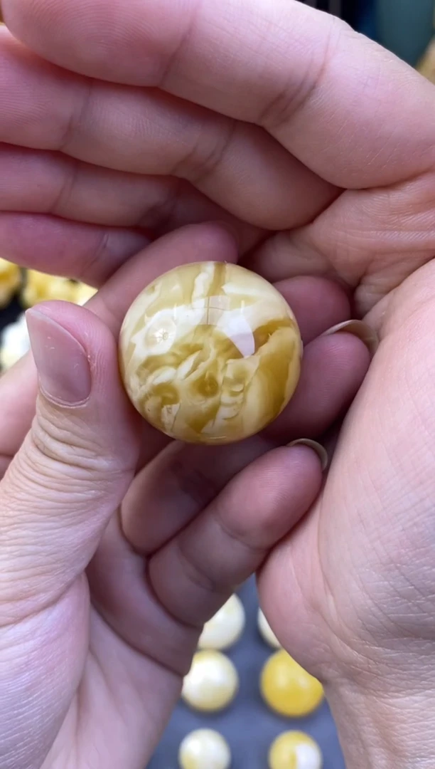 未镶嵌琥珀裸石月. 2 / 28.7 mm