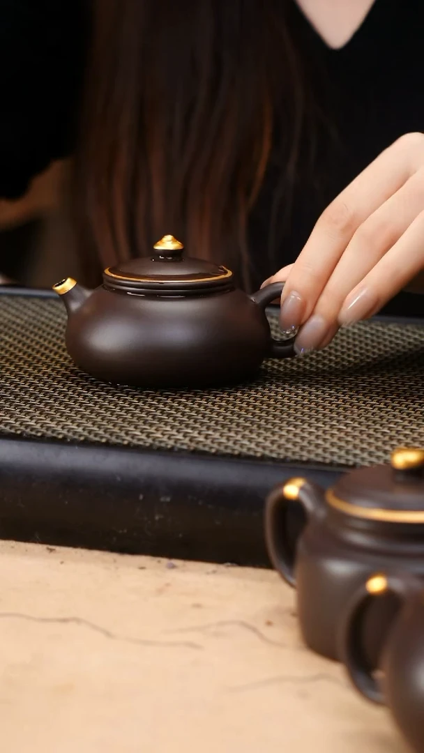 茶壶紫砂四号井茄皮紫泥描金寒江130cc