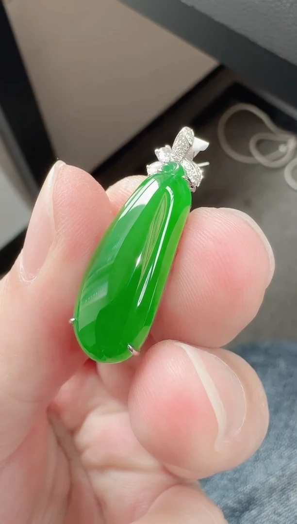 颈饰18K金镶嵌翡翠寄售回流，24小时鉴赏期