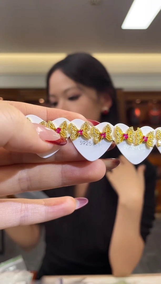 未镶嵌耳饰红宝石（多样性发一件）