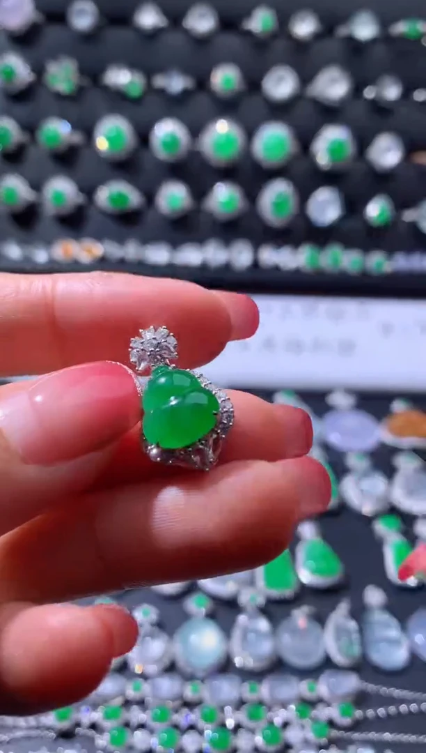 颈饰18K金镶嵌翡翠18K翡翠