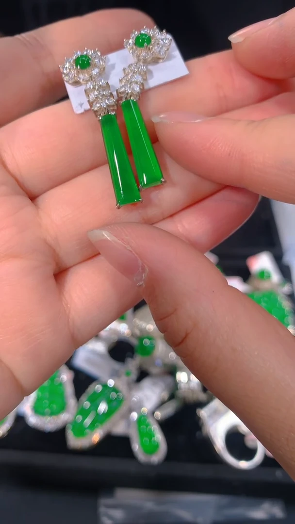 【闪购商品】定制翡翠未镶嵌82定制翡翠，多样性发货（发其一）