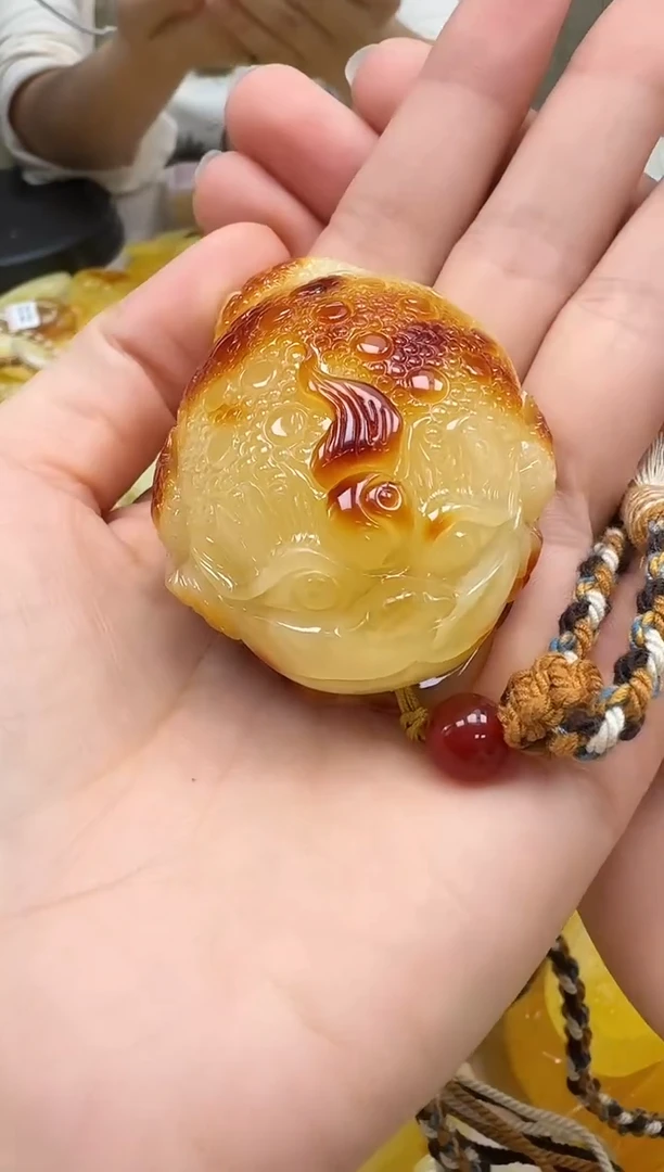 未镶嵌琥珀裸石如图