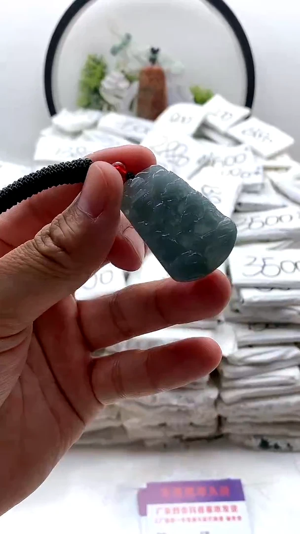 翡翠未镶嵌颈饰小山水