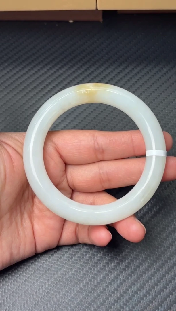 未镶嵌手镯和田玉且末金山微色差56+m