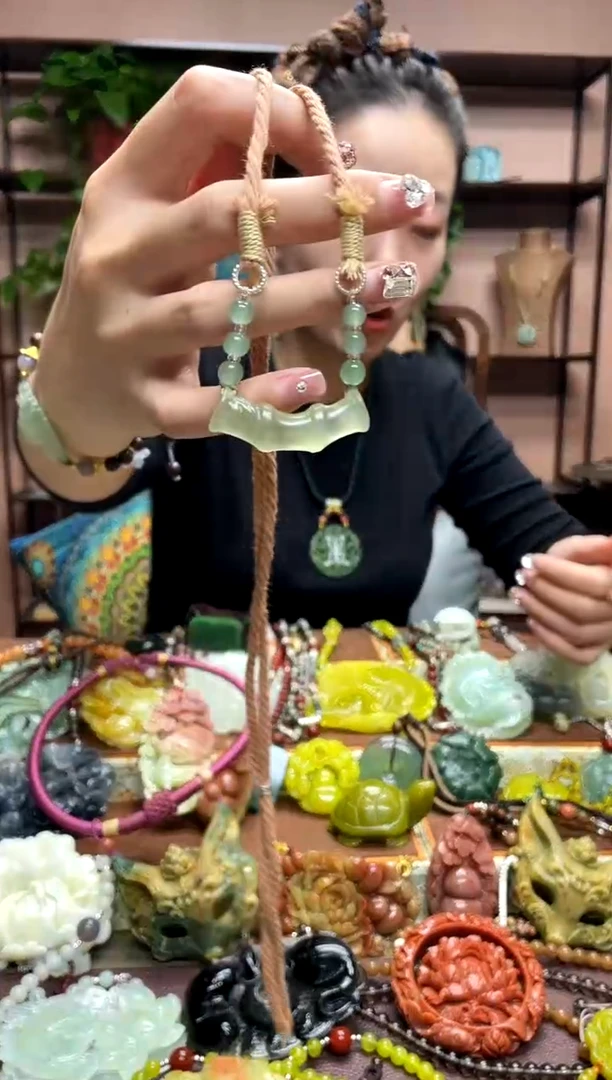 未镶嵌岫玉颈饰多样性发货发其中之一