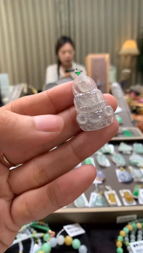 翡翠18K金镶嵌颈饰观音