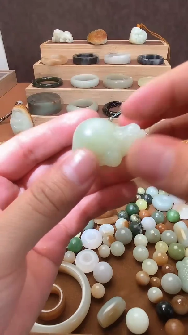和田玉（黄玉）未镶嵌颈饰带翠小龙龟