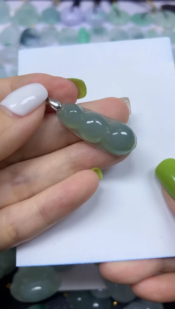 翡翠未镶嵌颈饰挂件