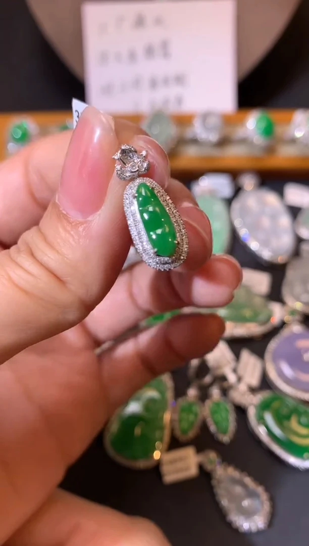 【闪购商品】翡翠颈饰18K金镶嵌吊坠