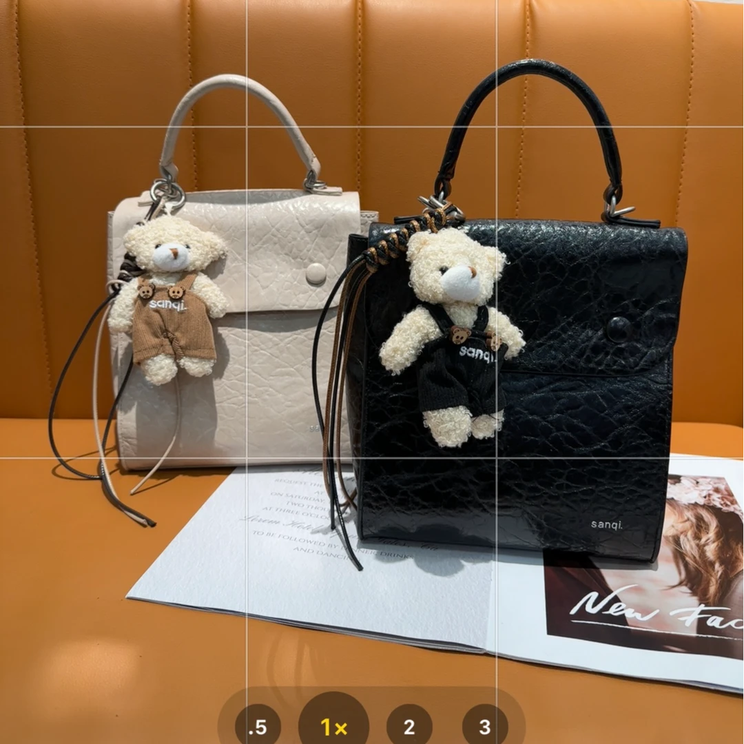 【小熊挂件包包】2025新超韩多功能软皮手提单肩腋下双肩包时尚邮差