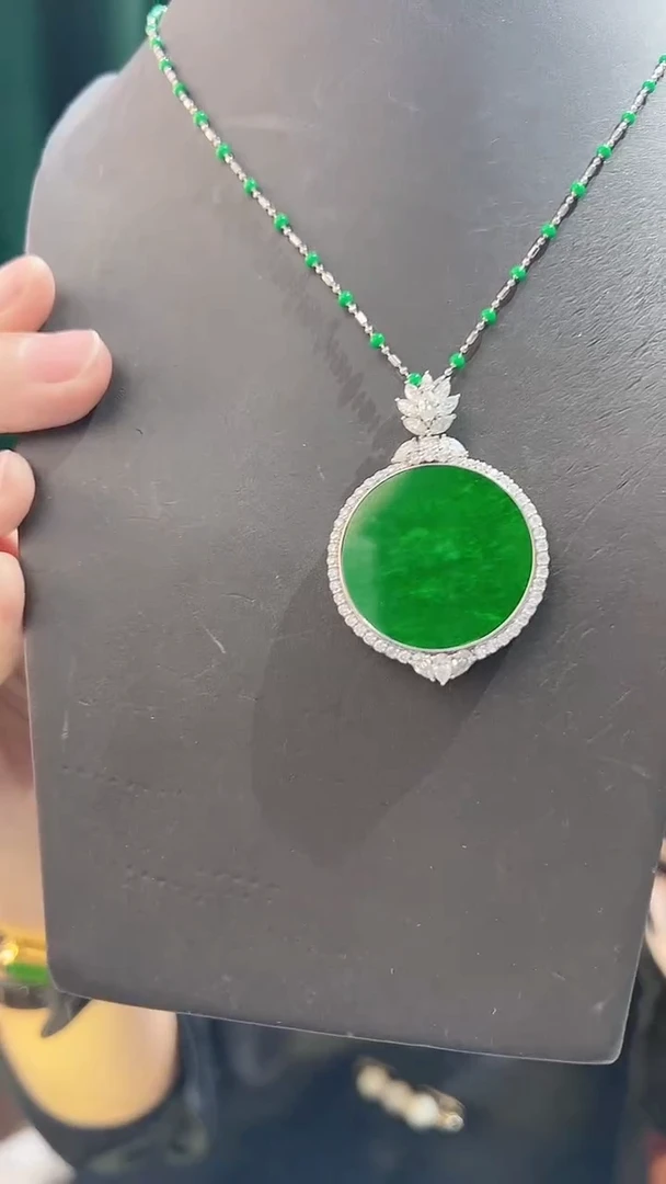 颈饰18K金镶嵌翡翠颜*8888888