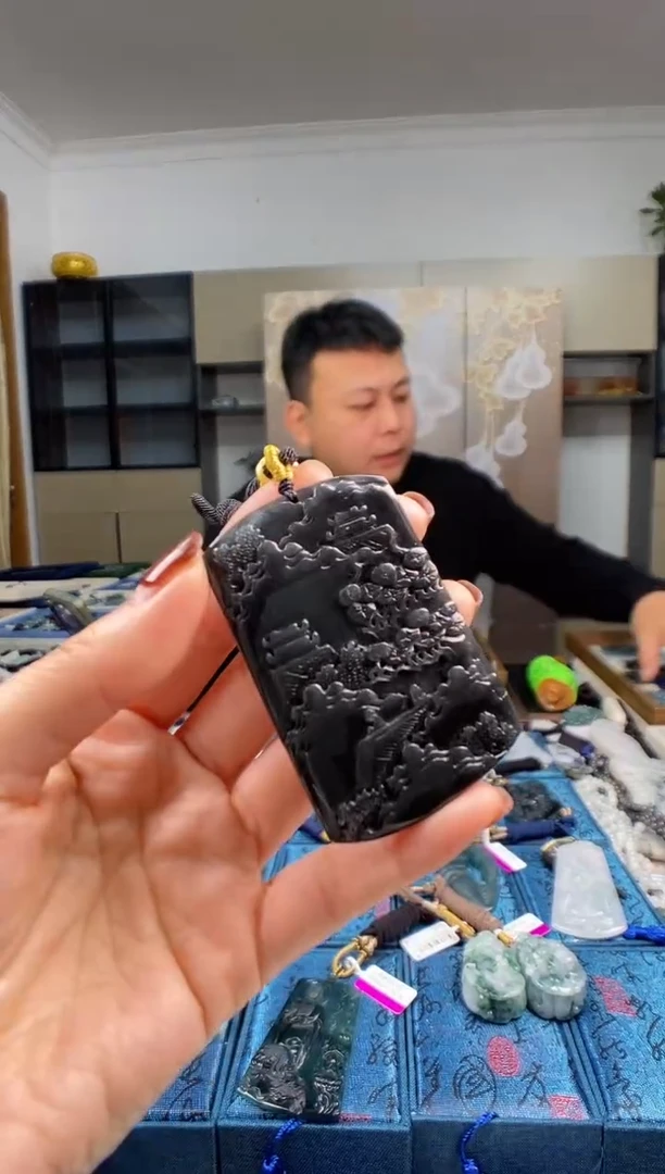 颈饰未镶嵌翡翠  多样性发其一