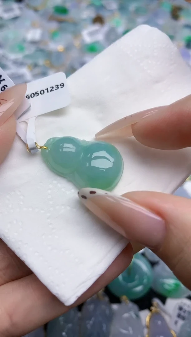 翡翠18K金镶嵌颈饰    天然翡翠A货