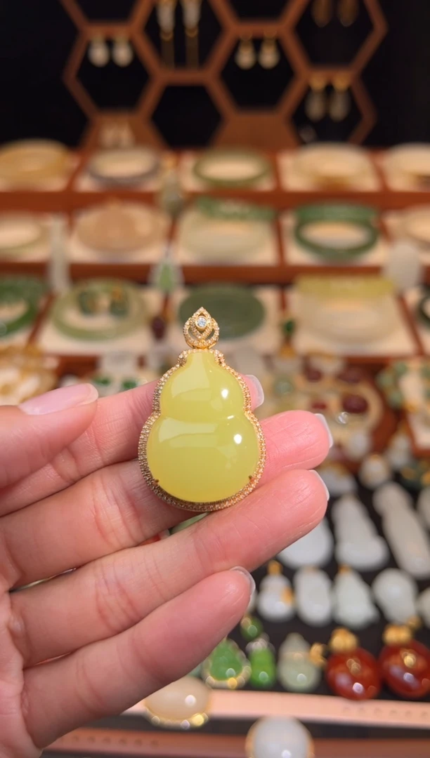 和田玉黄口18K金镶嵌葫芦吊坠