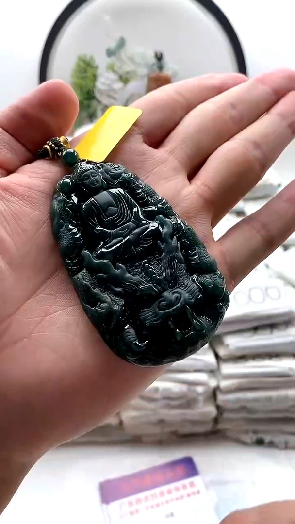 翡翠未镶嵌颈饰大日如来