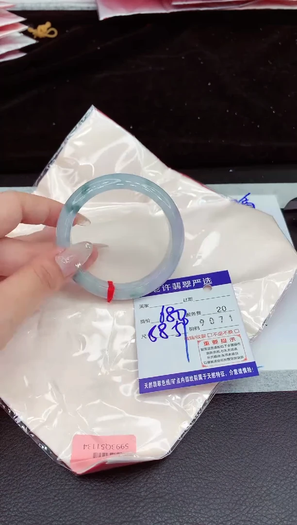 翡翠手镯未镶嵌1
