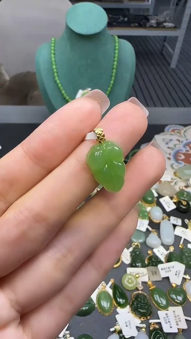 18K金镶嵌和田玉挂件1