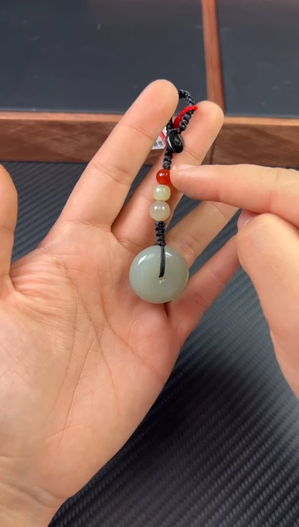 【闪购商品】和田玉吊坠(赠链)未镶嵌且末微色差