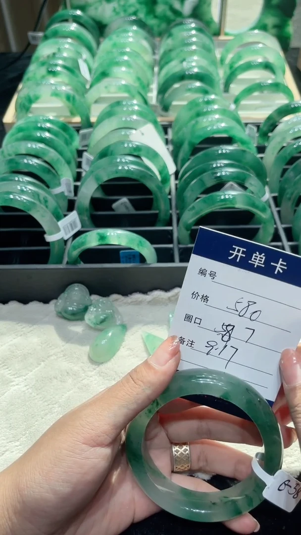 颈饰未镶嵌石英质玉（非洲翠）手镯58-59