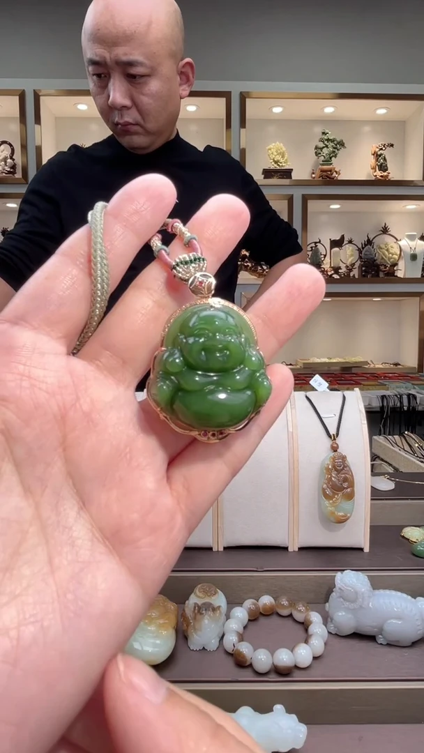 颈饰18K金镶嵌和田玉苏