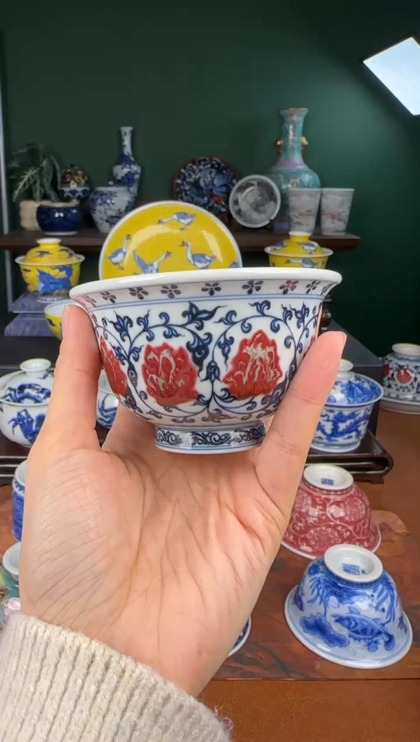 杯艺汉珍藏。青花釉里红缠枝莲。压手杯
