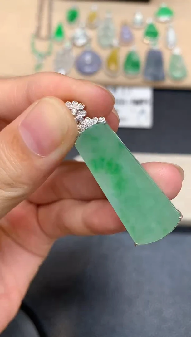 颈饰18K金镶嵌翡翠无事牌【无服务费