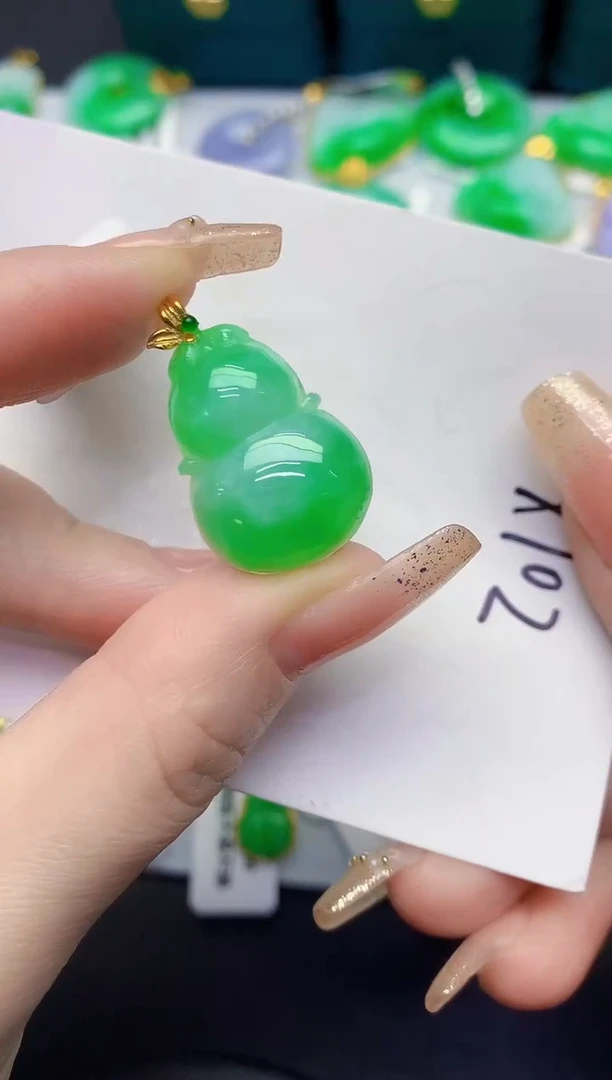 颈饰18K金镶嵌翡翠缅甸天然翡翠A货