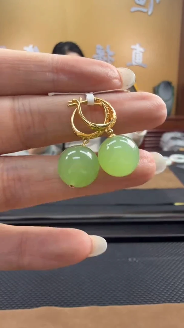 颈饰18K金镶嵌和田玉耳饰一对