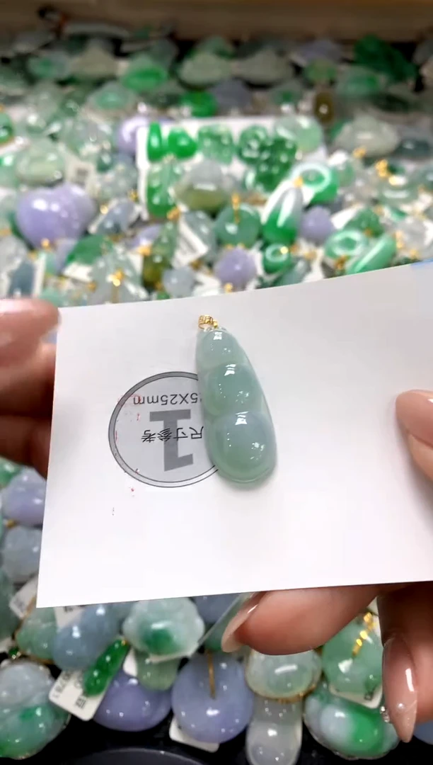 颈饰18K金镶嵌翡翠1111111111111111