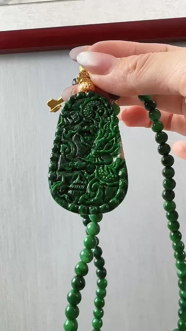 翡翠未镶嵌颈饰龙