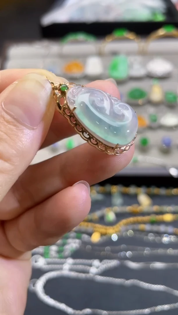 翡翠18K金镶嵌颈饰翡翠