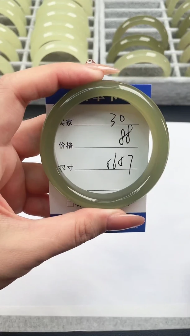 未镶嵌手镯石英质玉湖水绿